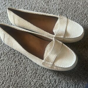 🖤🎃3DAYSALE🎃🖤 Vionic ivory snake loafers